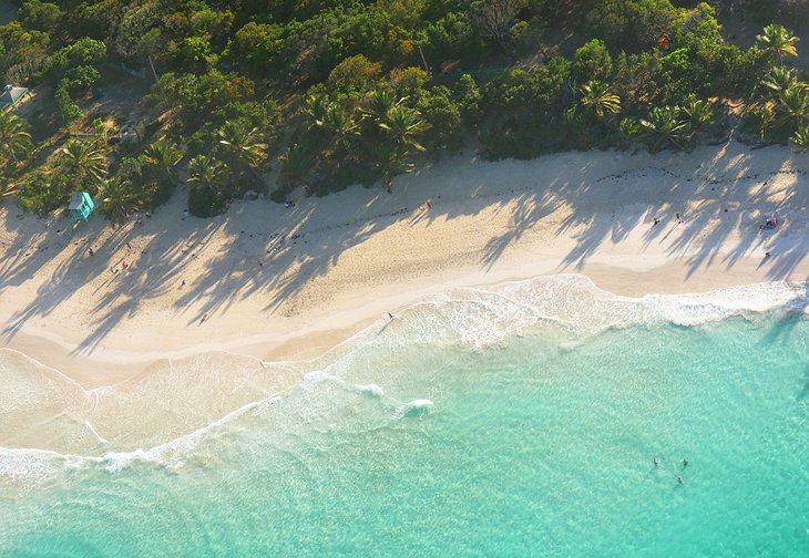 Vista aérea de la playa Flamenco en la Isla de Culebra