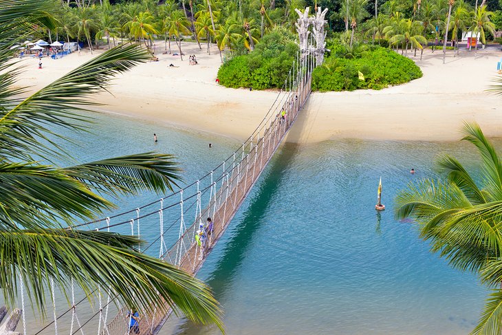 Puente colgante a la playa de Palawan, isla Sentosa