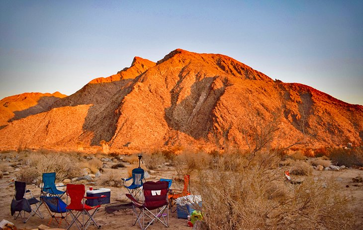 Amanecer en el desierto en un campamento en Anza-Borrego Desert State Park