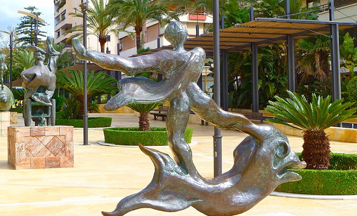 Avenue del Mar y las estatuas de Dali