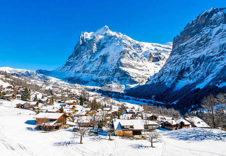 La ciudad alpina de Grindelwald en invierno