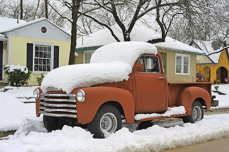Camión clásico cubierto de nieve en Fort Worth