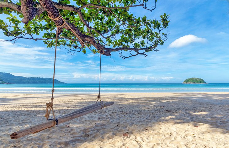 Un columpio de playa en Kata Beach, Phuket