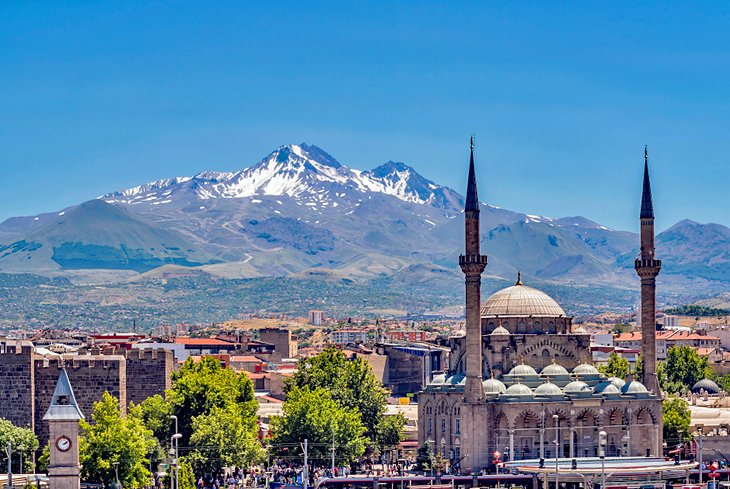 Centro de la ciudad de Kayseri con el monte Erciyes en la distancia
