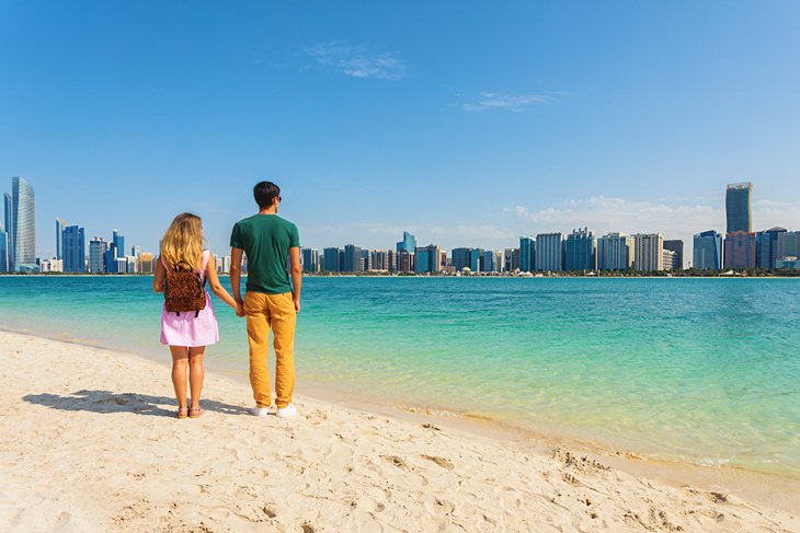 Una pareja disfrutando de la vista del horizonte de Abu Dhabi