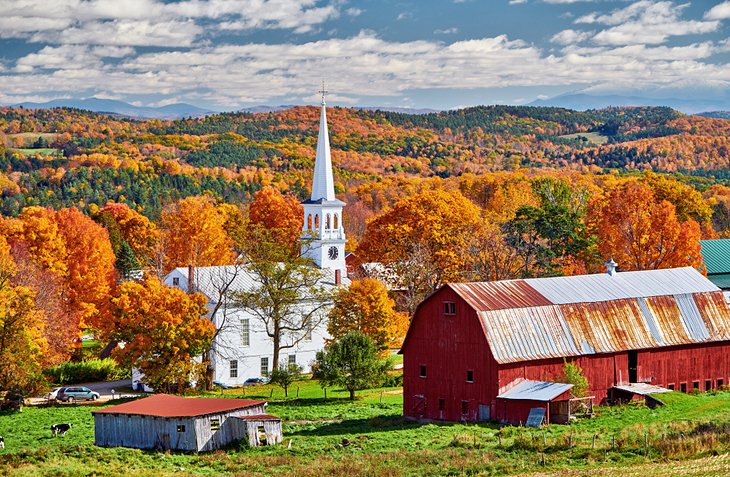 Iglesia y granja con colores de otoño en Peacham, Vermont