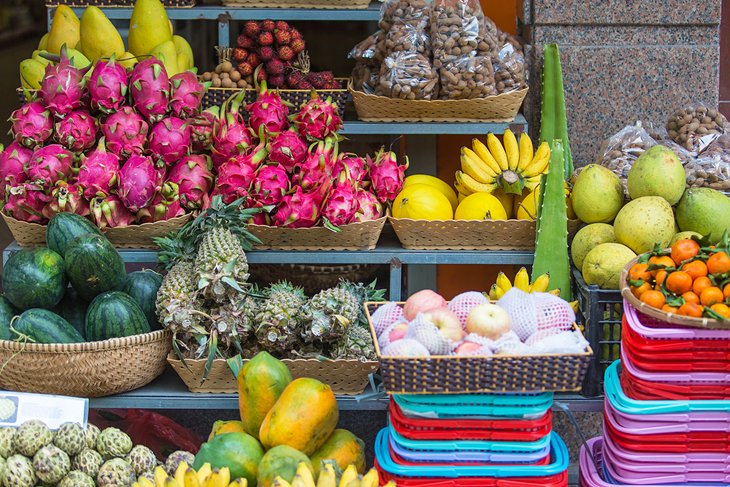 Frutas tropicales para la venta en un mercado de Nha Trang