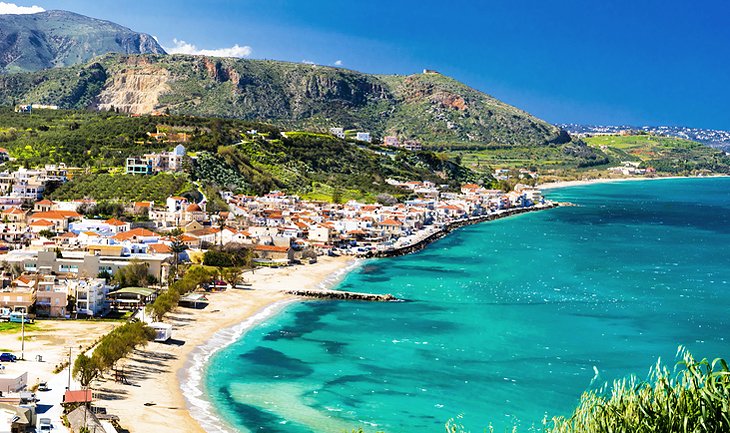 Pueblo junto a la playa en Creta
