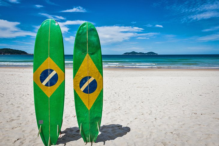 Tablas de surf en la playa de Ilha Grande