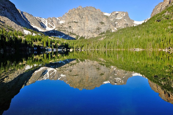 The Loch, un lago alpino en el Parque Nacional de las Montañas Rocosas