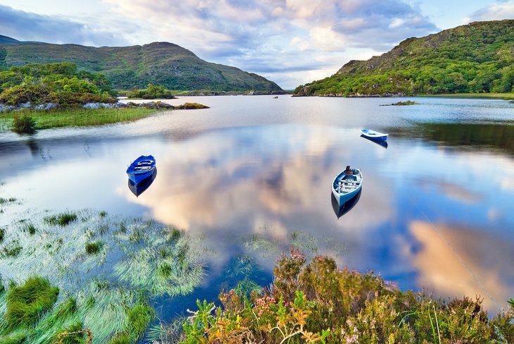 Barcos amarrados en un lago en el Parque Nacional de Killarney