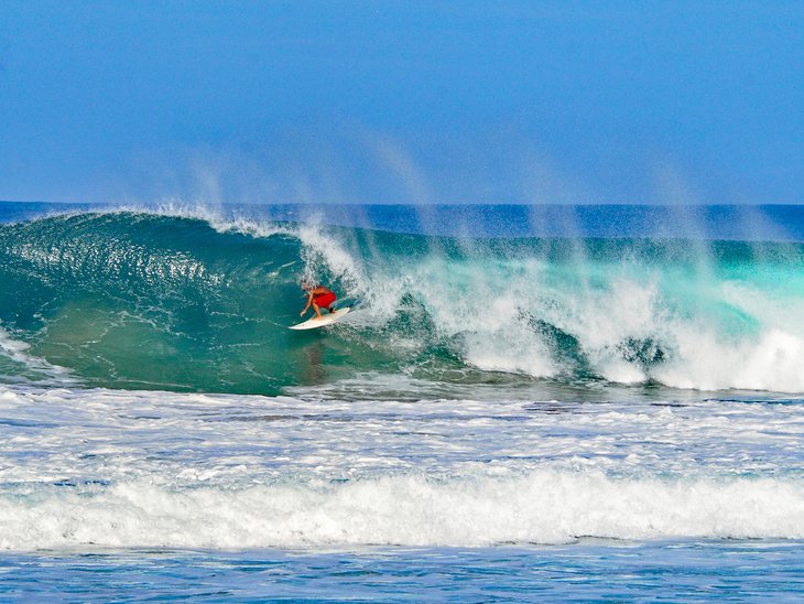 Surfeando las olas en Puerto Escondido
