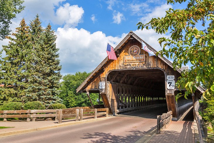 El puente cubierto de Holz-Brucke en Frankenmuth, Michigan