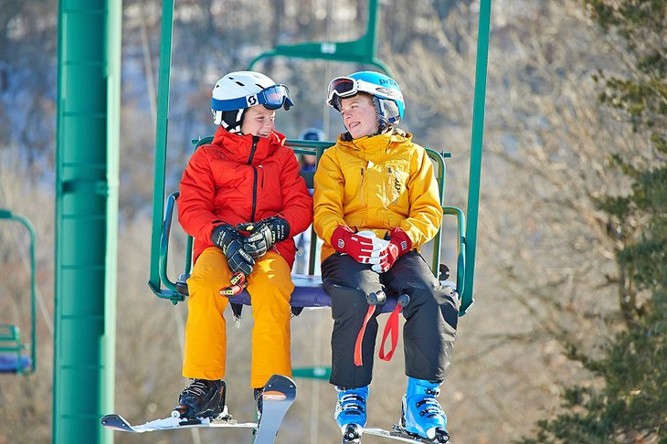 Niños disfrutando del paseo en telesilla en Afton Alps Resort