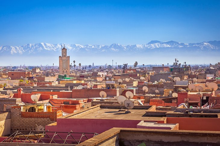 La medina de Marrakech con las montañas del Atlas en la distancia