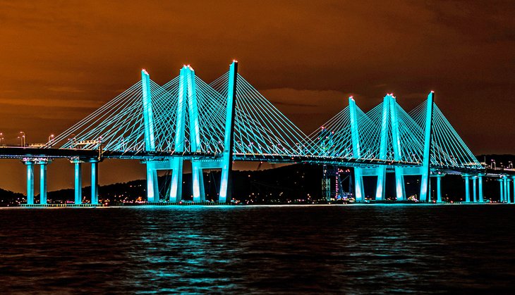 Puente Gobernador Mario M. Cuomo iluminado de noche