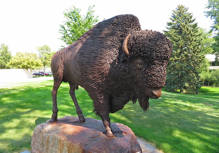 Estatua de bisonte fuera del Centro del Patrimonio de Dakota del Norte