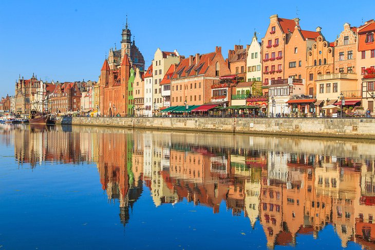 Casco antiguo de Gdansk reflejado en el río Motlawa