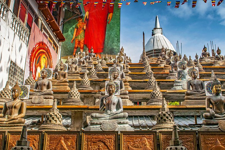 Estatuas de Buda en el templo Gangaramaya
