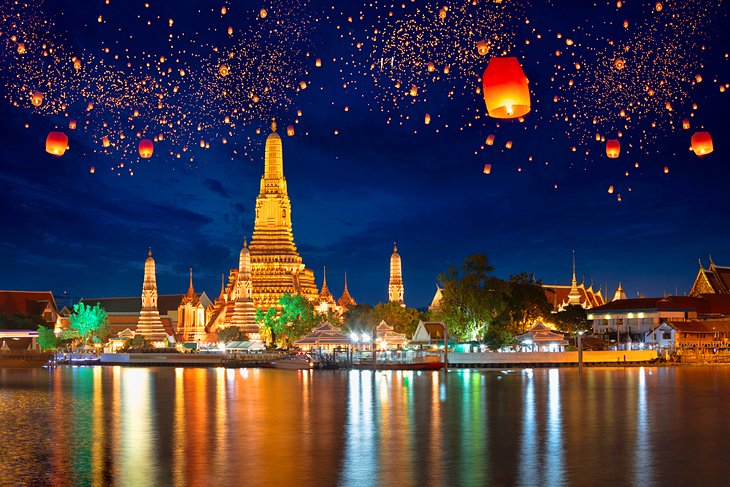 Linternas de papel flotando sobre Wat Arun