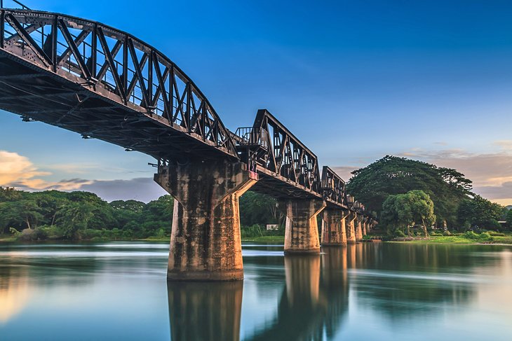 Puente ferroviario de la muerte sobre el río Kwai