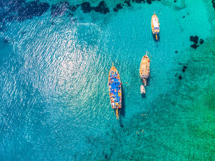 Vista aérea de barcos en el mar Egeo