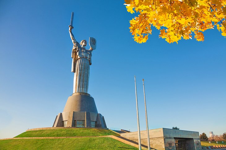 Estatua de la patria dedicada a la Gran Guerra Patria en Kiev