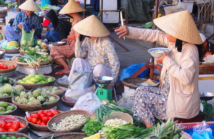 Vendedores de verduras en el mercado Dong Ba
