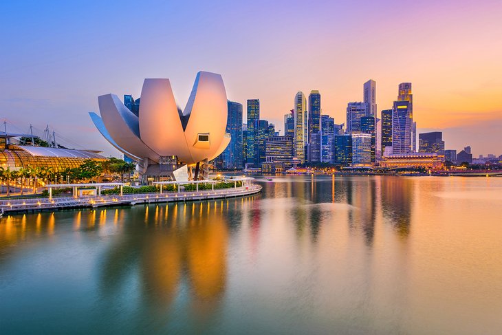 Marina y horizonte de Singapur al atardecer